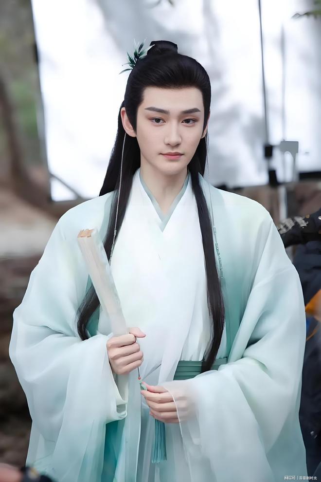 无闻如今和谭松韵搭戏《逍遥》火了麻将胡了长相帅气在郭敬明旗下默默