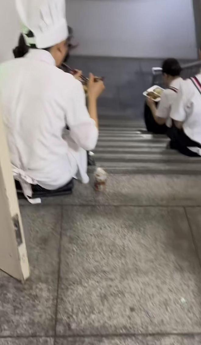 坐在桌上吃饭员工无奈只能蹲着吃饭麻将胡了2网友吐槽西贝上班不让(图3)