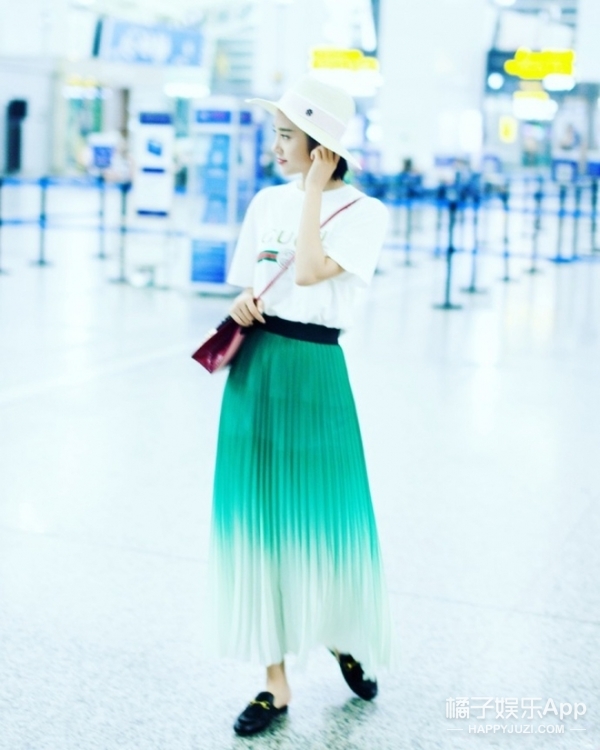 是白T恤+百褶裙夏日清新套餐！麻将胡了唐艺昕现身机场又双叒叕