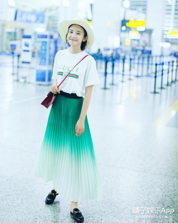 是白T恤+百褶裙夏日清新套餐!麻将胡了唐艺昕现身机场又双叒叕(图3) 是白T恤+百褶裙夏日清新套餐!麻将胡了唐艺昕现身机场又双叒叕(图3)